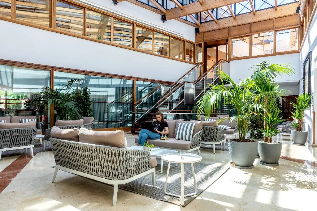 Lobby, Duva, Majorca