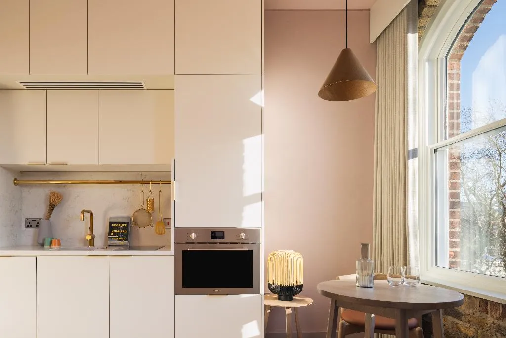STUDIO ONE BED Room, Zanzibar Locke, Ha'Penny Bridge, Dublin