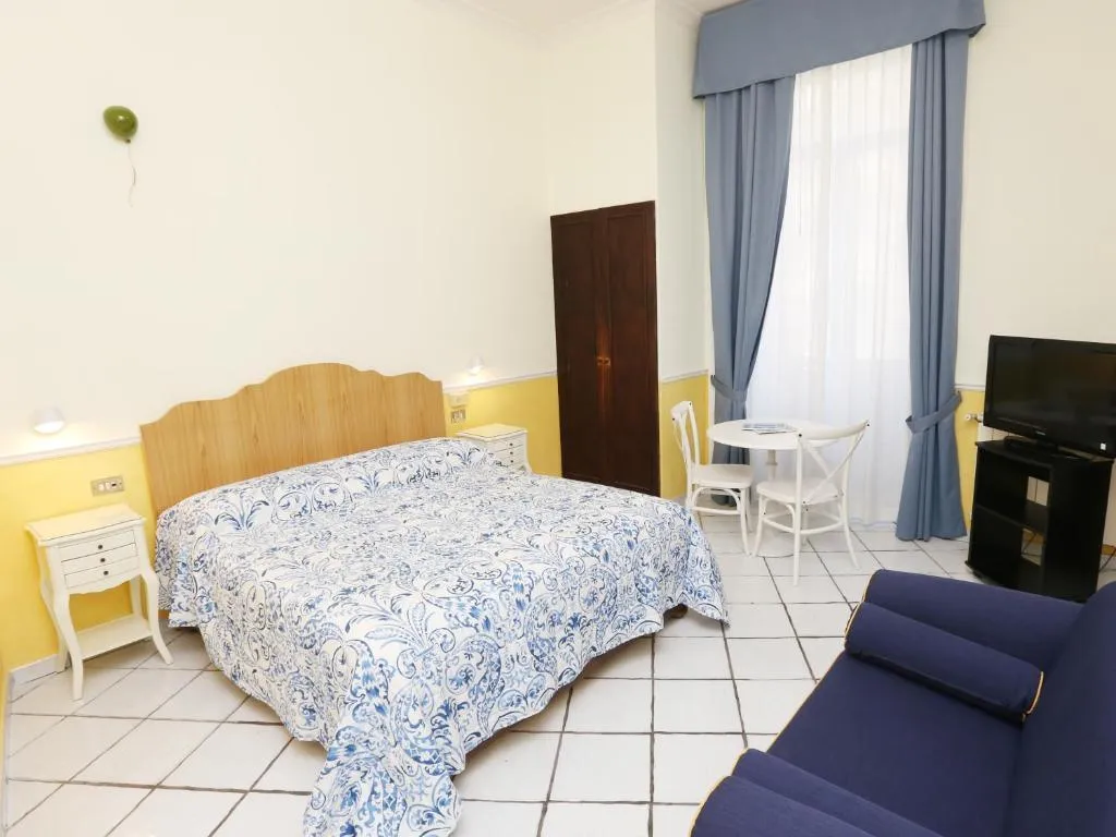 APARTMENT STANDARD Room, Santa Lucia 50, Naples