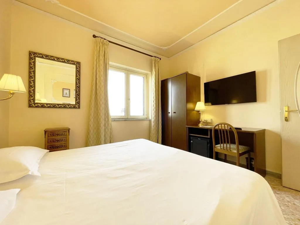 DOUBLE CLASSIC QUEEN BED Room, Hotel Central, Naples
