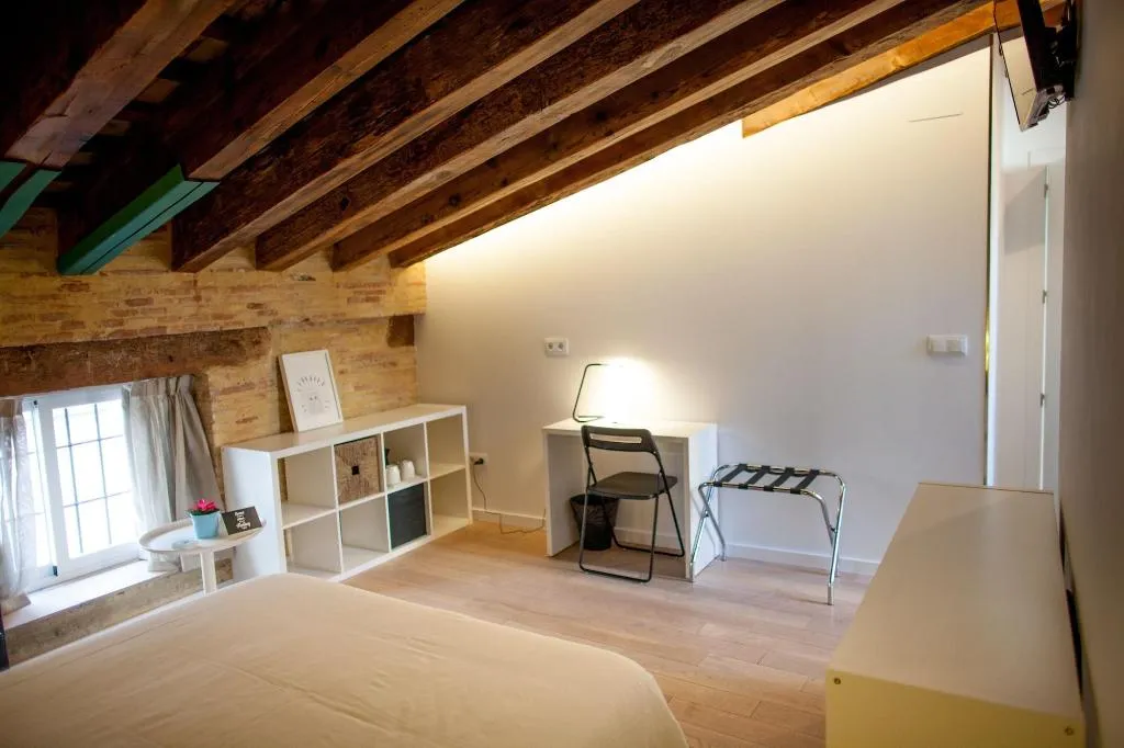 Room, Host & Home, Valencia