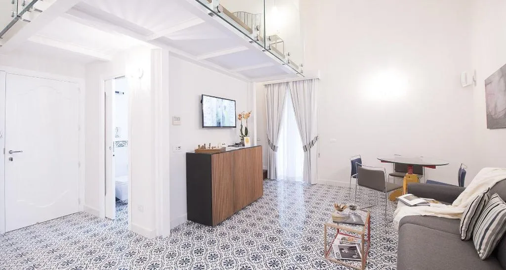 Room, Diecisedici, Naples