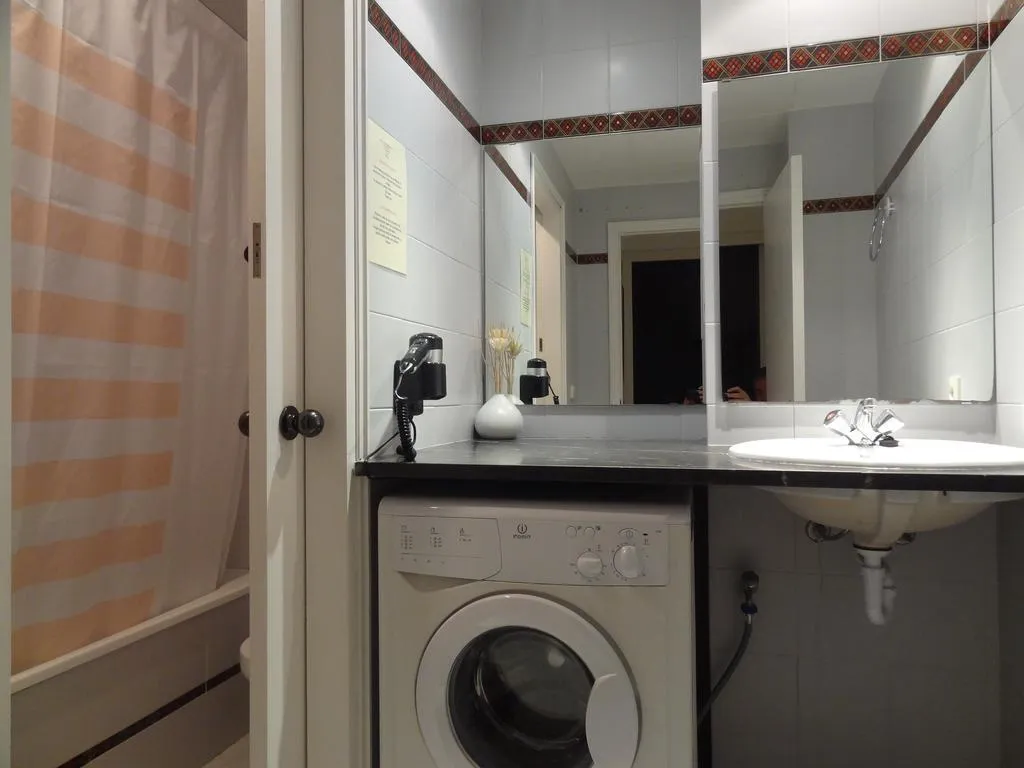 APARTMENT CAPACITY 6 THREE BEDROOM Room, Blaumar 2D, Costa Brava