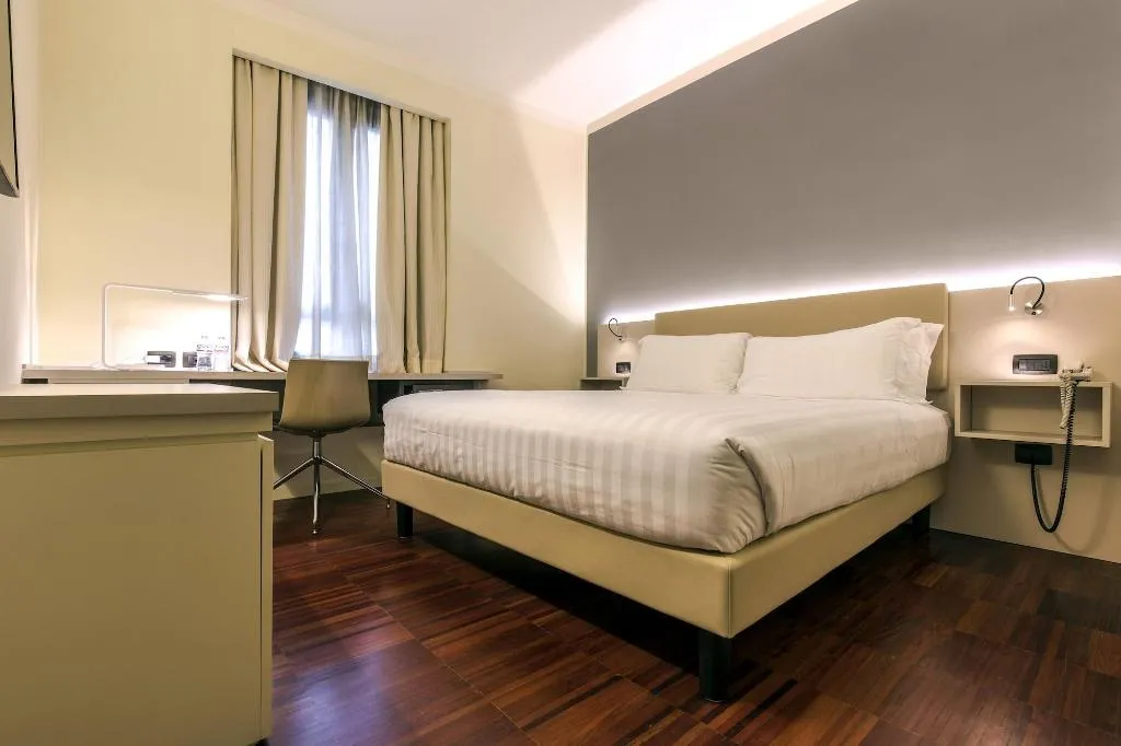 Room, 43 Station Hotel, Milan