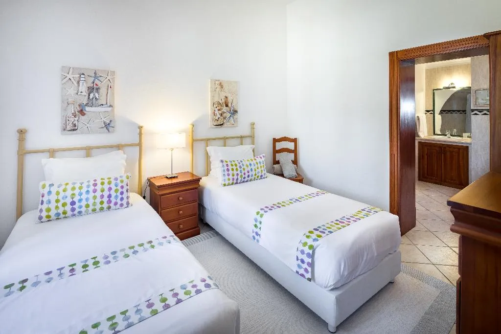 VILLA THREE BEDROOMS Room, Shantivillas, Algarve