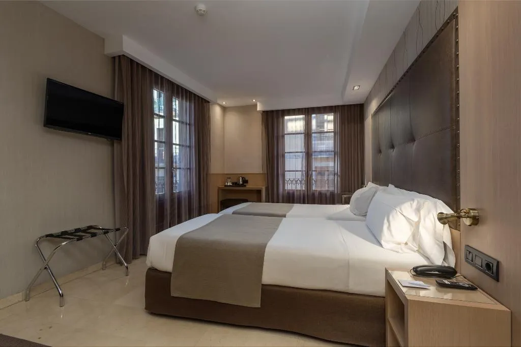 TRIPLE STANDARD Room, Gran Hotel Barcino 4*S, Barcelona