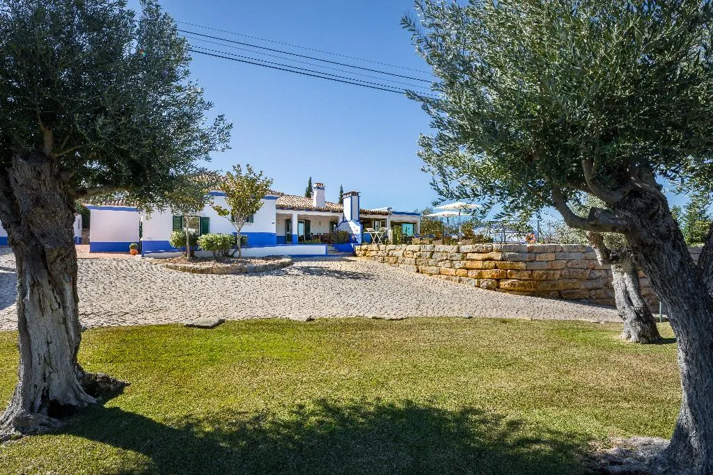 VILLA THREE BEDROOMS Room, Shantivillas, Algarve