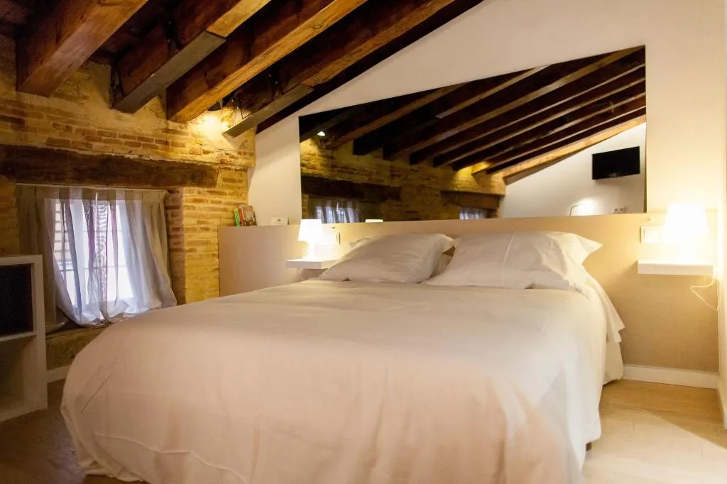 Room, Host & Home, Valencia
