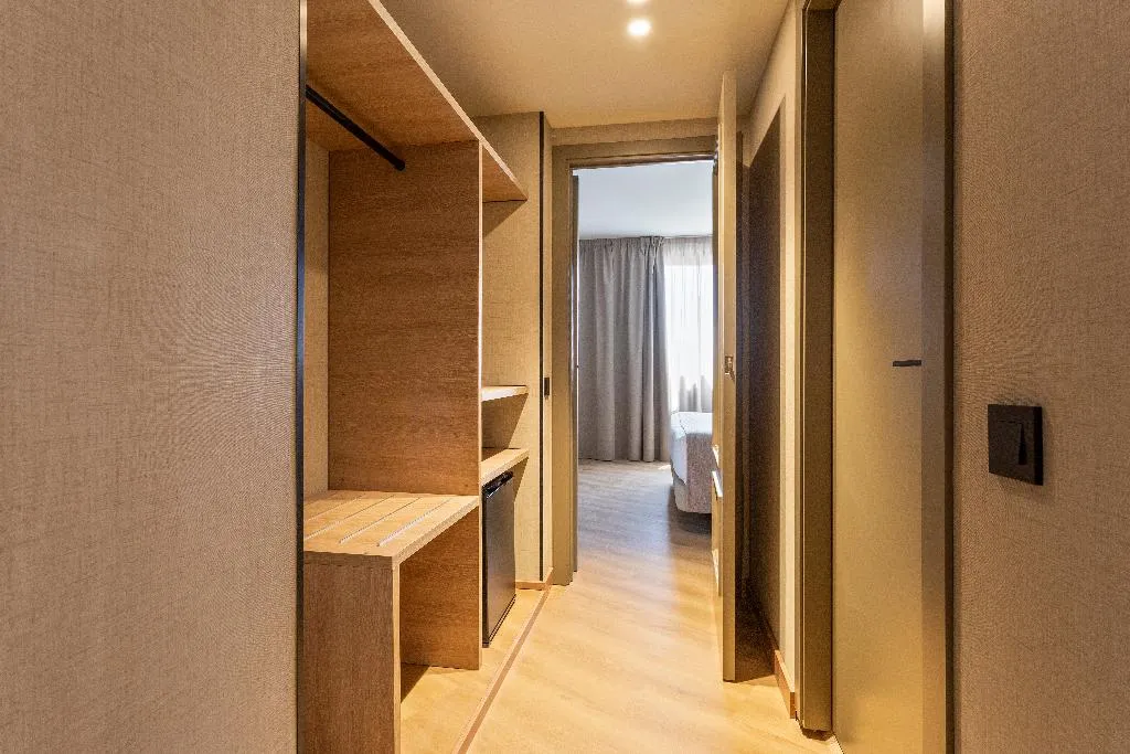 QUADRUPLE STANDARD Room, Acta Piramides, Madrid
