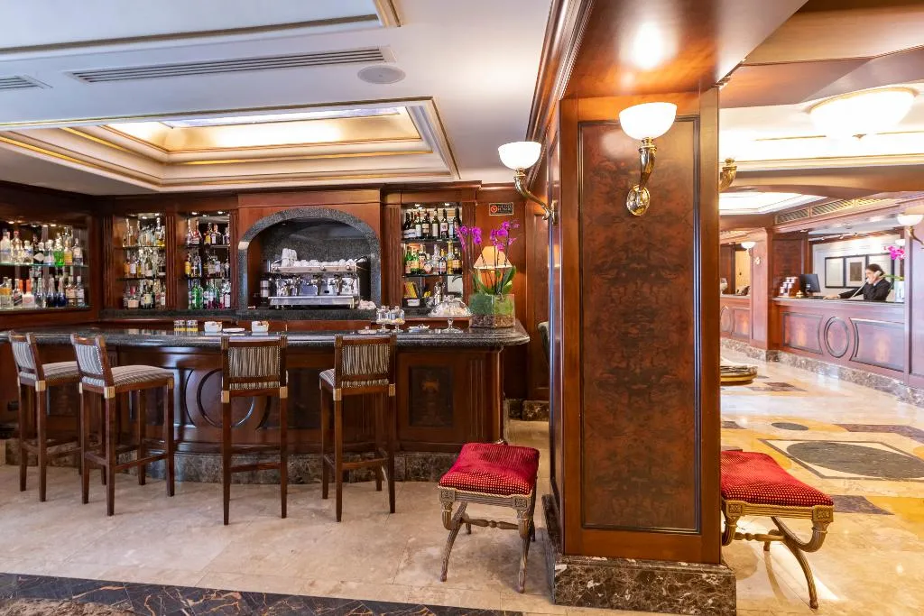 Bar, River Chateau, Rome