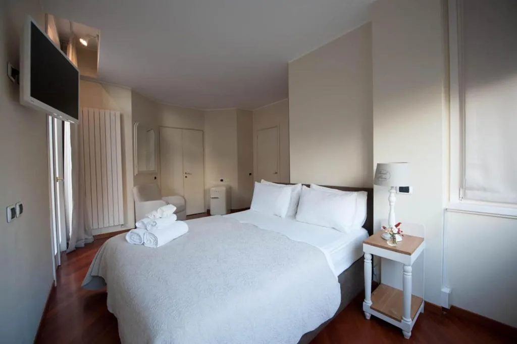 Room, Thea Monza, Milan