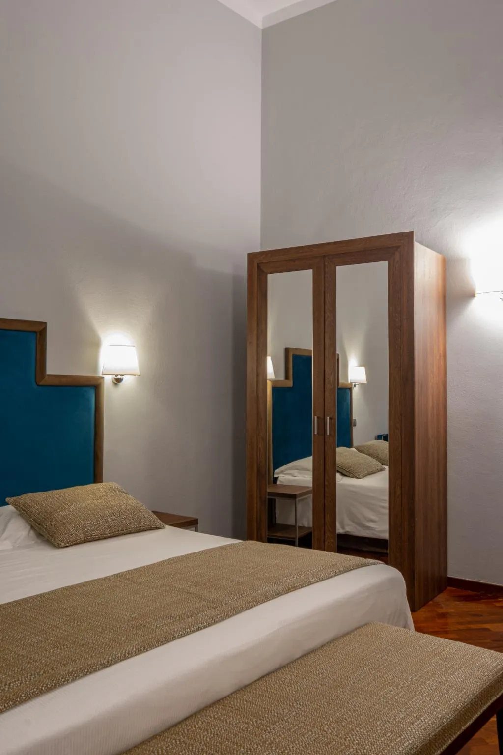 TRIPLE SUPERIOR Room, Hotel Bosone Palace, Umbria