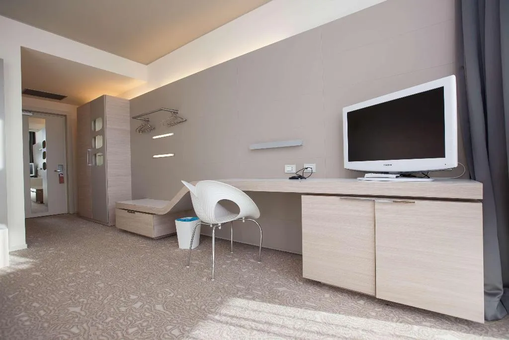 DOUBLE SUPERIOR KING BED Room, Best Western Plus Net Tower Hotel Padova, Venice