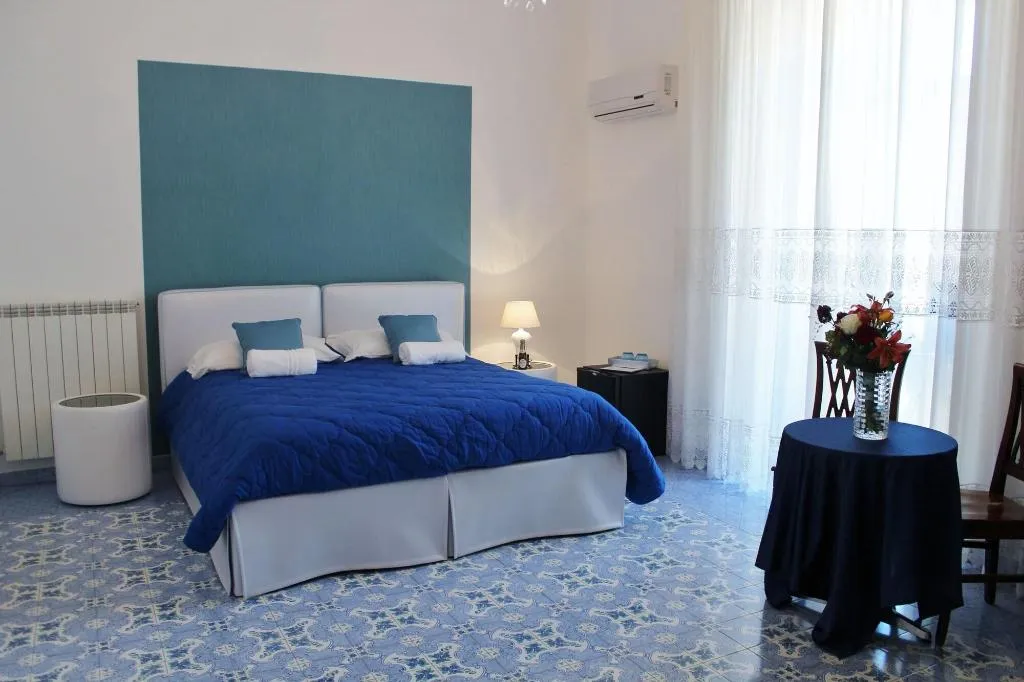 Room, Piazza Tasso B B, Naples