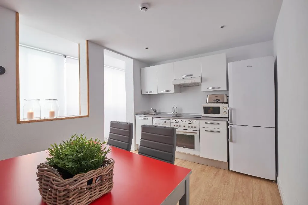APARTMENT THREE BEDROOMS Room, Apartamentos en Sol, Madrid