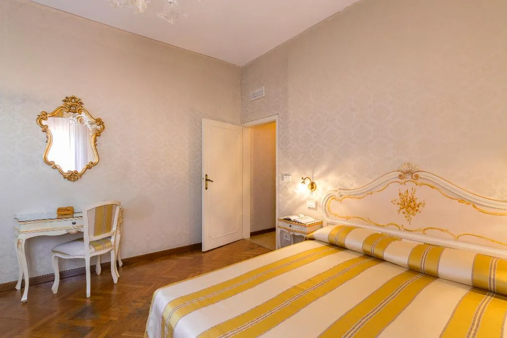 JUNIOR SUITE CAPACITY 4 Room, Palazzo Guardi, Venice