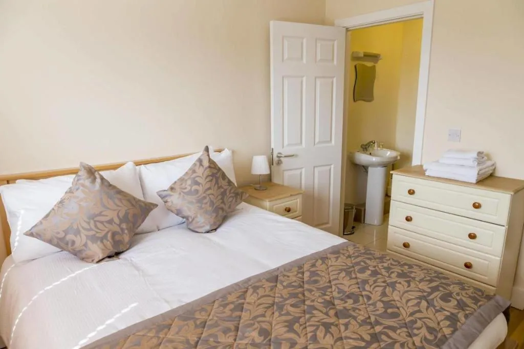APARTMENT THREE BEDROOMS Room, Pearse Street Suites, Dublin