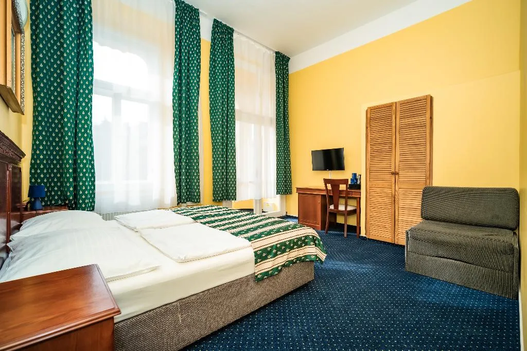 Double or Twin CAPACITY 3 Room, Otakar, Prague