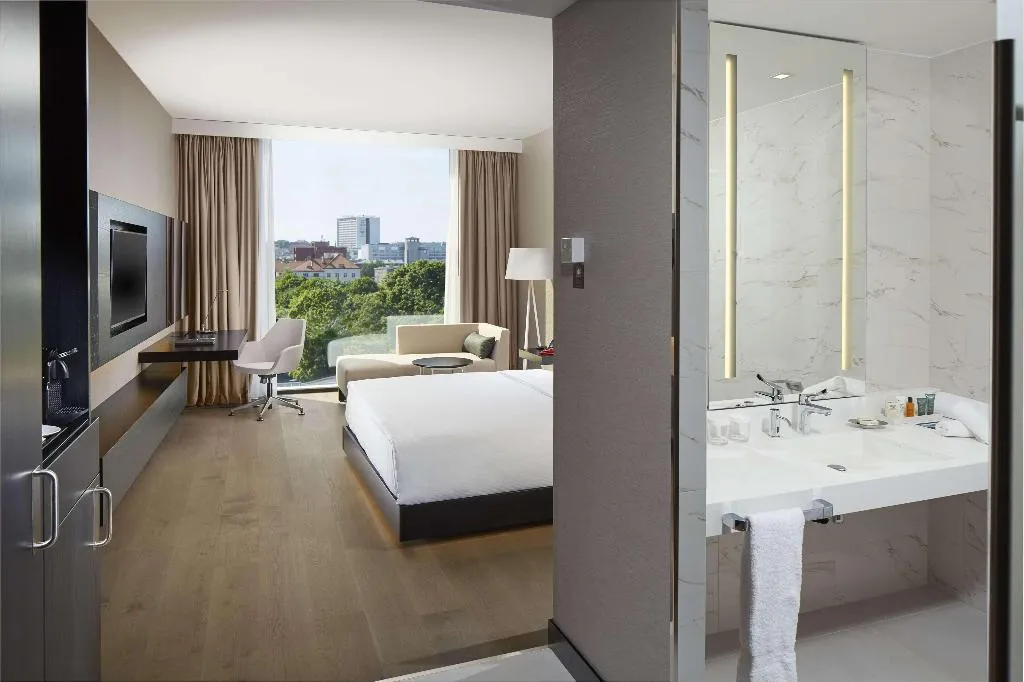 DOUBLE GUEST ROOM KING BED Room, Hilton Tallinn Park, Tallinn