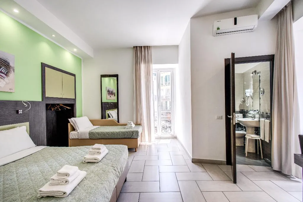 FAMILY ROOM STANDARD Room, Napoli Suite, Naples