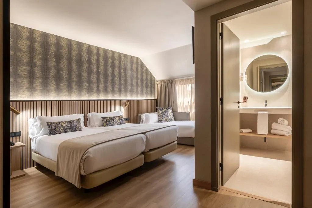 TRIPLE STANDARD Room, Acta Piramides, Madrid