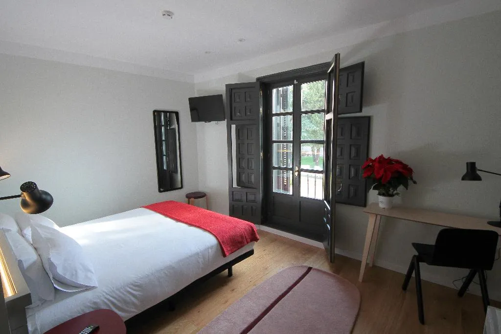 DOUBLE SUPERIOR Room, Complutum Hostel, Madrid