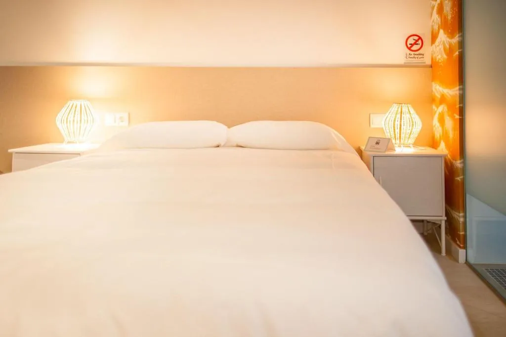 Room, Host & Home, Valencia