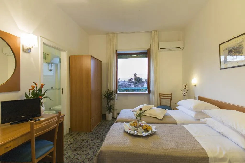 TRIPLE STANDARD Room, Hotel Angelina, Naples