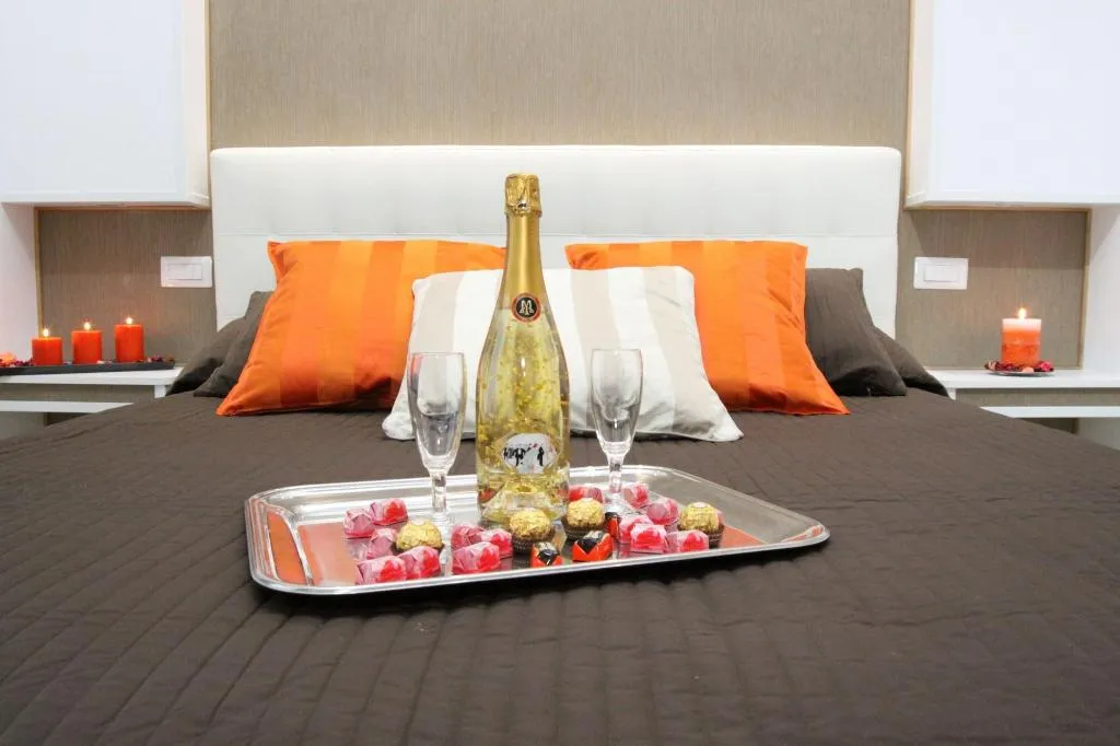 Room, Interno 2 Roma, Naples