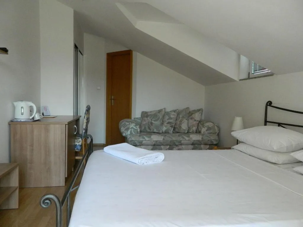 Room, Pink Inn, Split