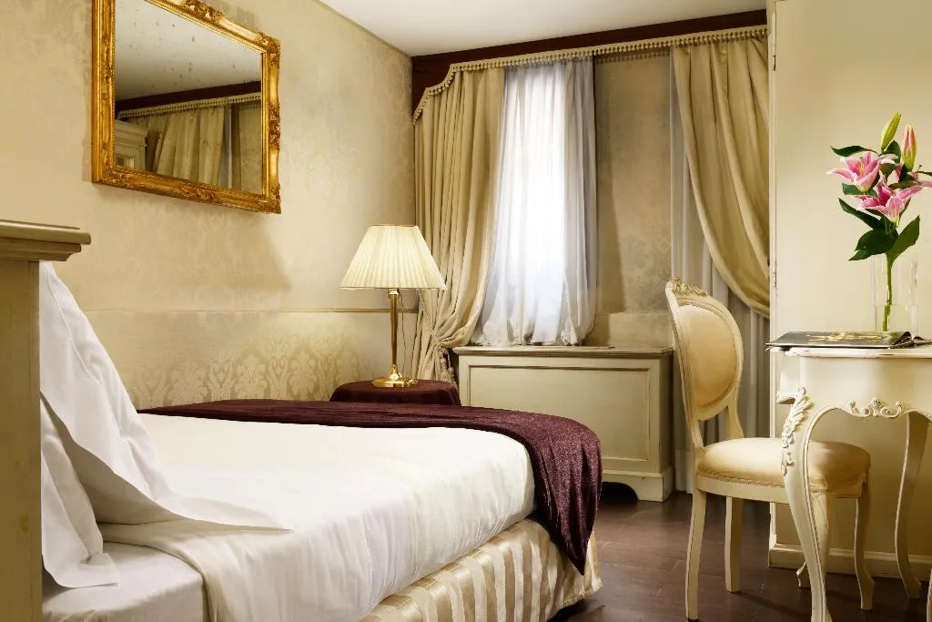DOUBLE SINGLE USE BUSINESS SUPERIOR Room, Maison Venezia | UNA Esperienze, Venice
