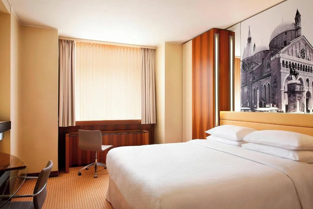 DOUBLE SUPERIOR QUEEN BED Room, Sheraton Padova Hotel & Conference Center, Venice