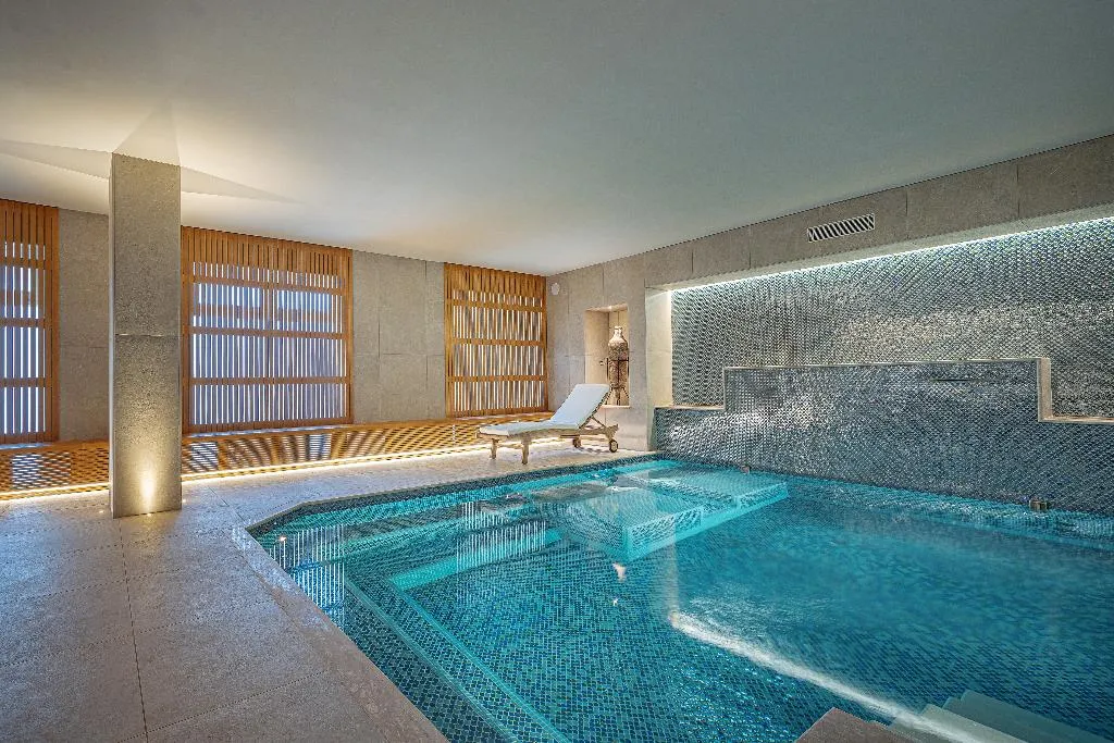Sports and Entertainment, Mary Hotel, Naples