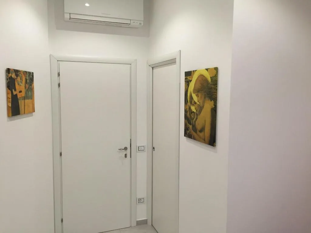 Lobby, Picaflor, Milan
