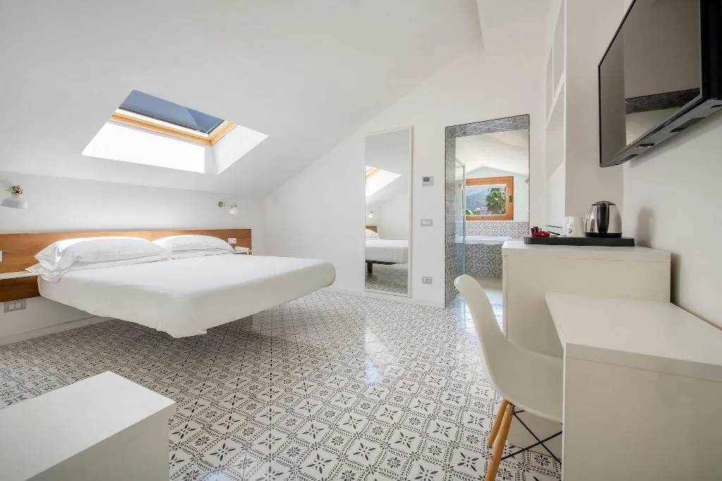 SUITE QUEEN SIZE BED Room, Hotel Nice, Naples