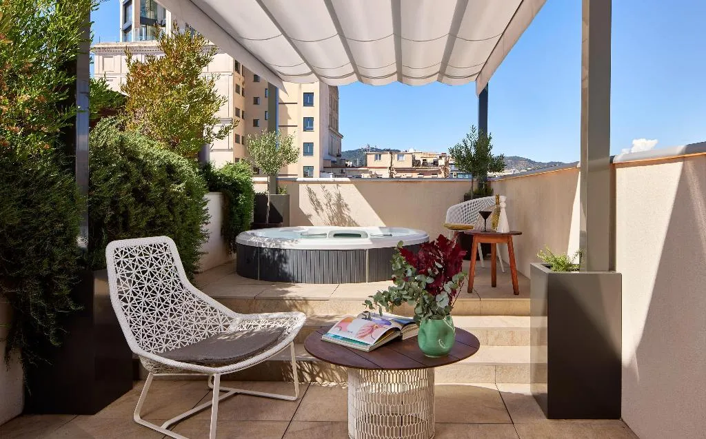 SUITE WITH JACUZZI Room, ME Barcelona, Barcelona