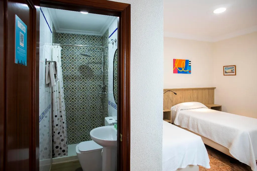 DOUBLE WITH DOUBLE BED Room, Pensión dulces sueños, Seville