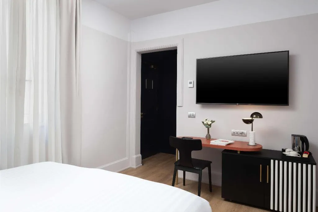 Double or Twin Accessible-Queen Size Bed Room, Anglo American Hotel Florence, Curio Collection, Florence