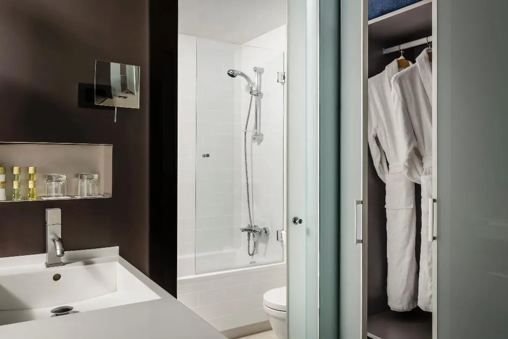 Room, Ikonik Angli, Barcelona