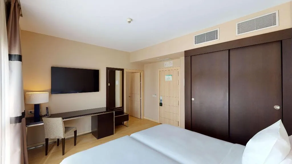 FAMILY ROOM STANDARD Room, Radisson RED Madrid, Madrid