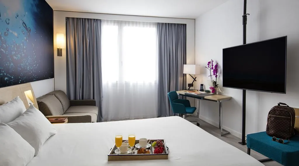 DOUBLE CLASSIC QUEEN BED Room, Novotel Barcelona Cornella, Barcelona