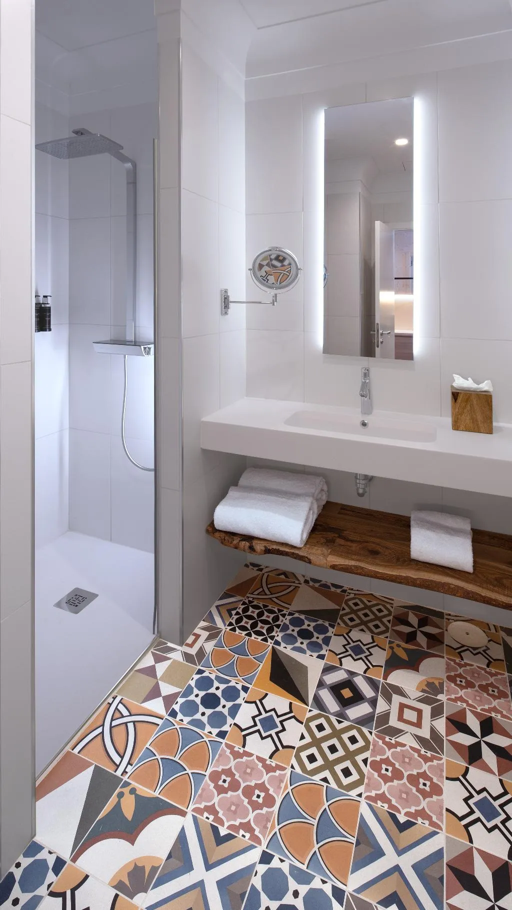 DOUBLE DELUXE KING BED Room, Atocha Hotel Madrid, Tapestry Collection by Hilton, Madrid