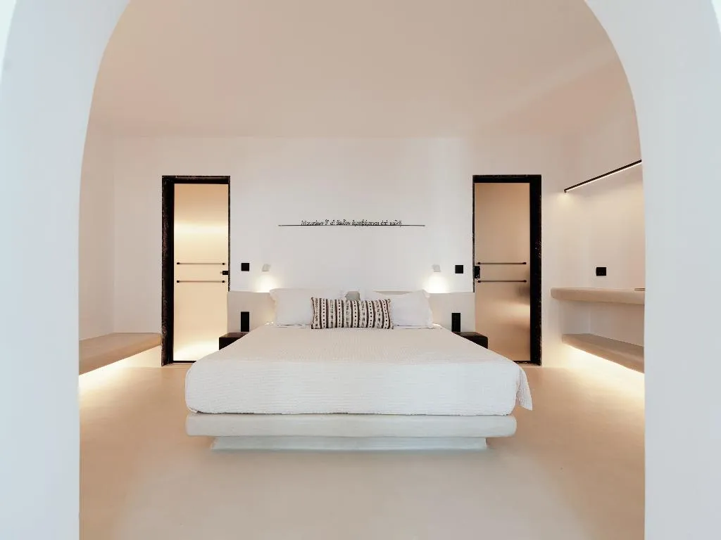 HOUSE WITH JACUZZI Room, IKIES Santorini, Santorini