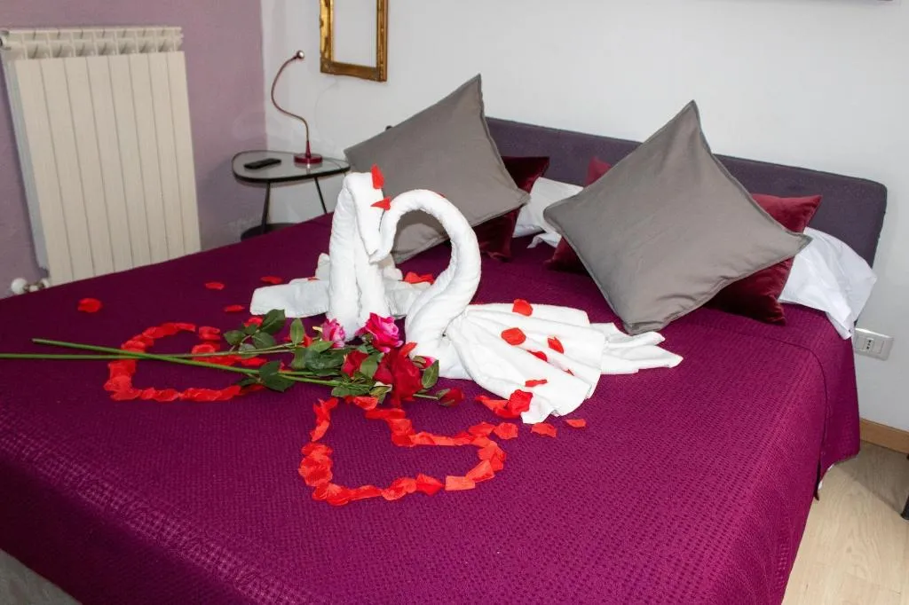 Room, Arthouse, Naples