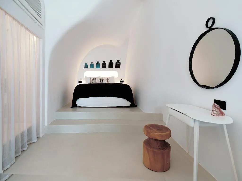 HOUSE WITH JACUZZI Room, IKIES Santorini, Santorini