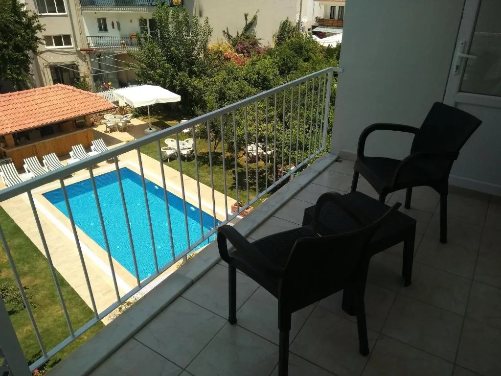 Room, Grandma's Garden, Dalaman