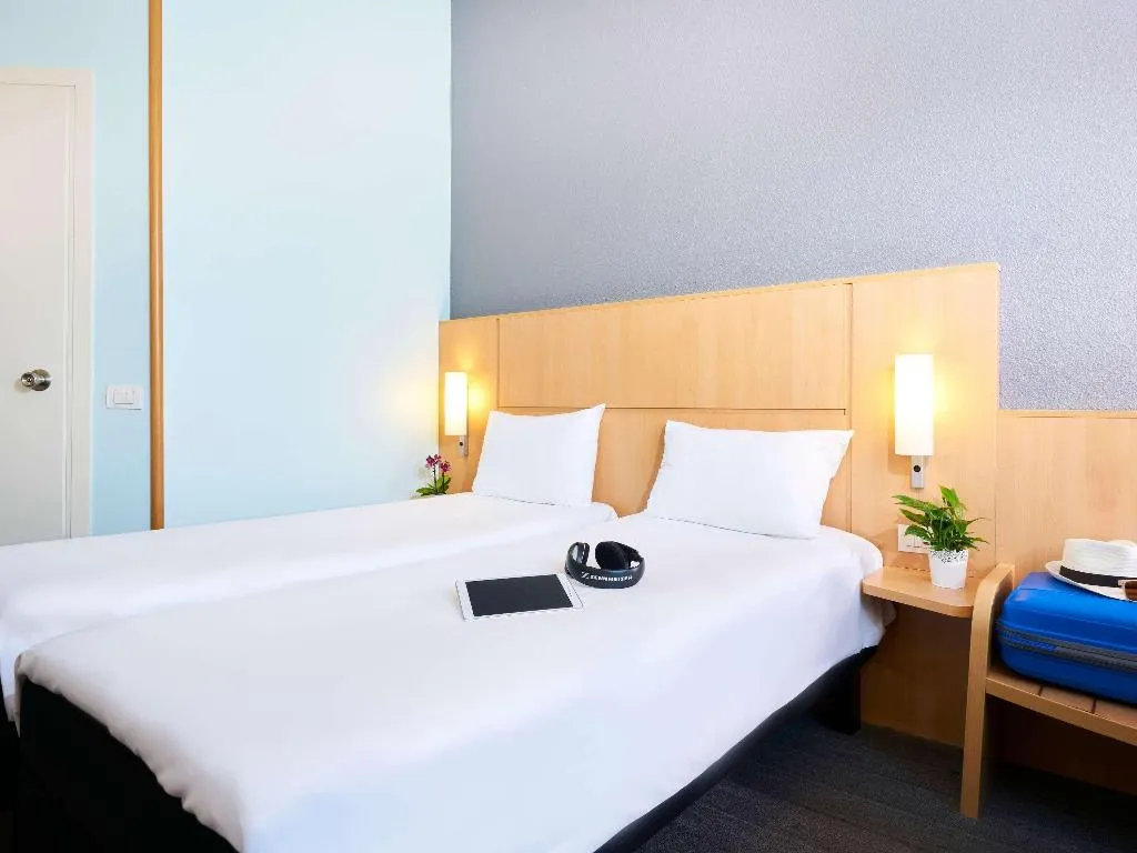 TWIN STANDARD Room, Ibis Como, Milan