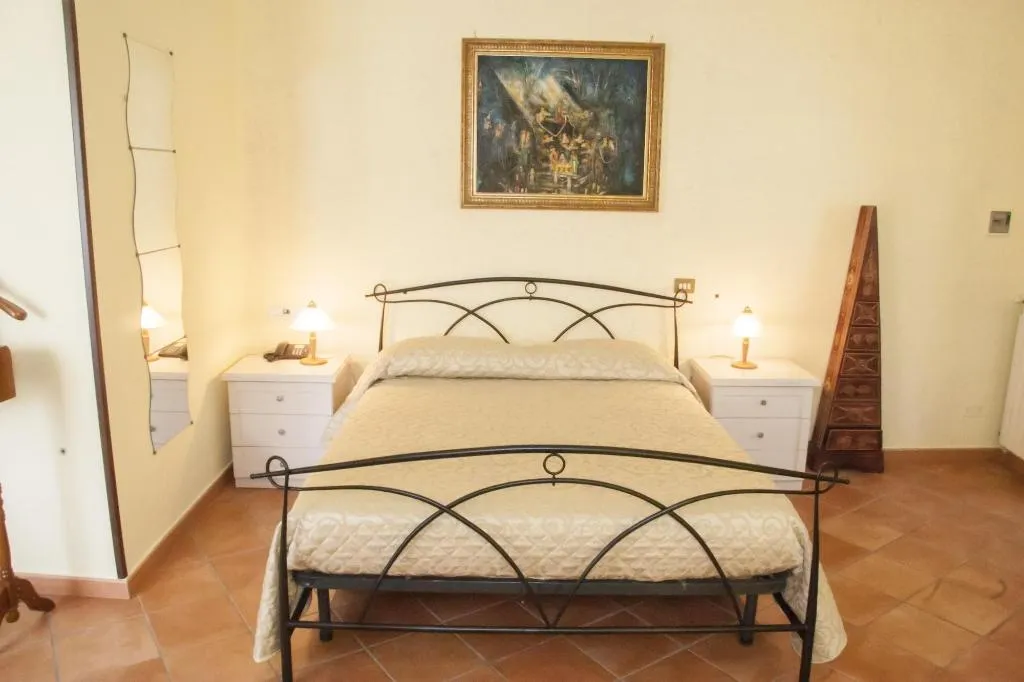 Room, Residence Confalone, Naples
