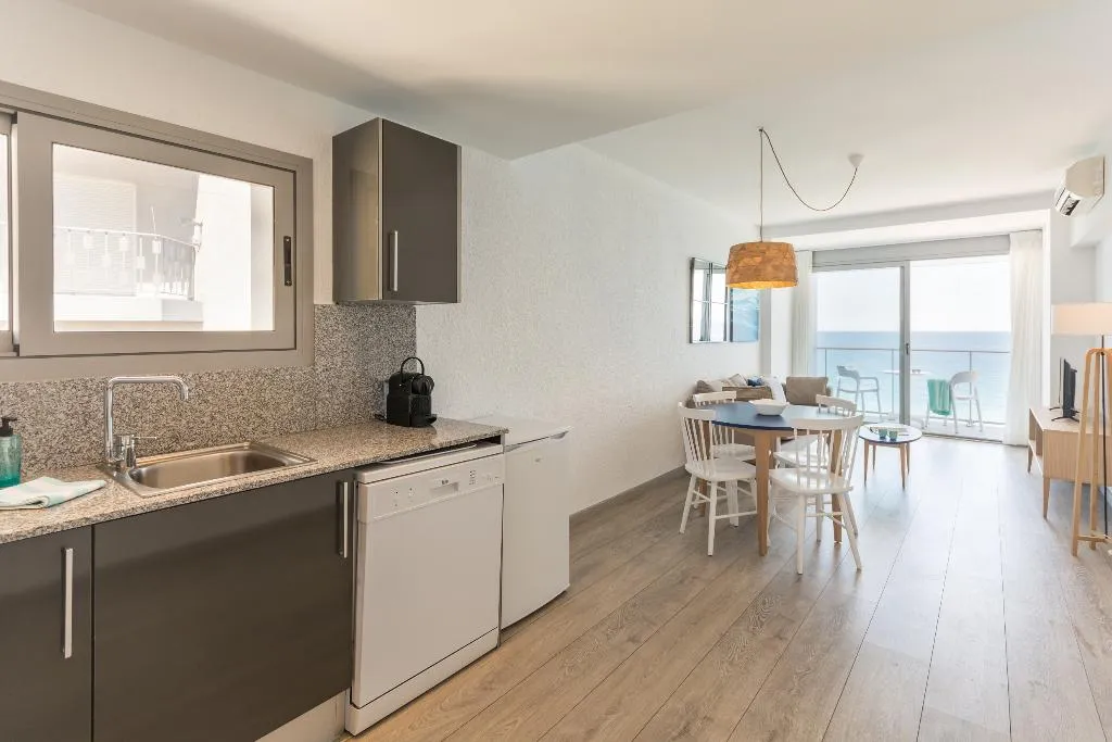 APARTMENT CAPACITY 4 TWO BEDROOMS Room, Pierre & Vacances Blanes Playa, Costa Brava