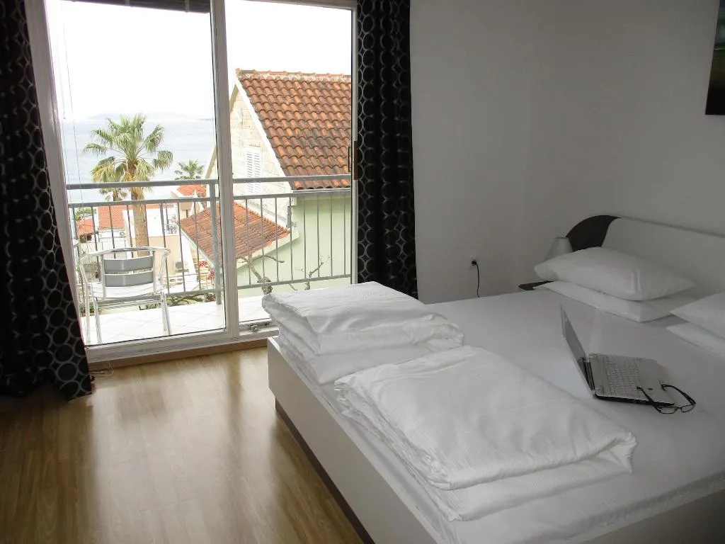 Room, Pink Inn, Split